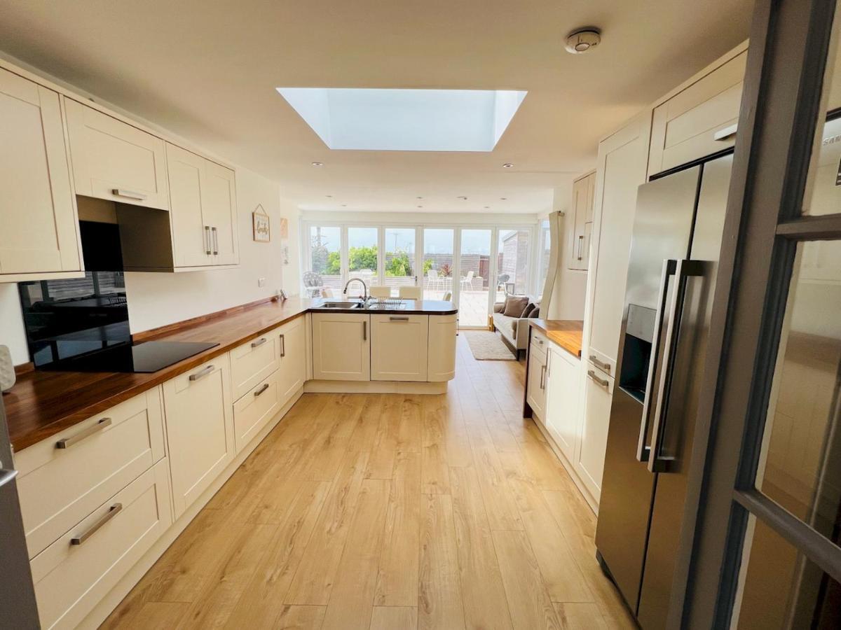 Pass The Keys Fabulous Beach Front Holiday Location Lydd Exterior photo